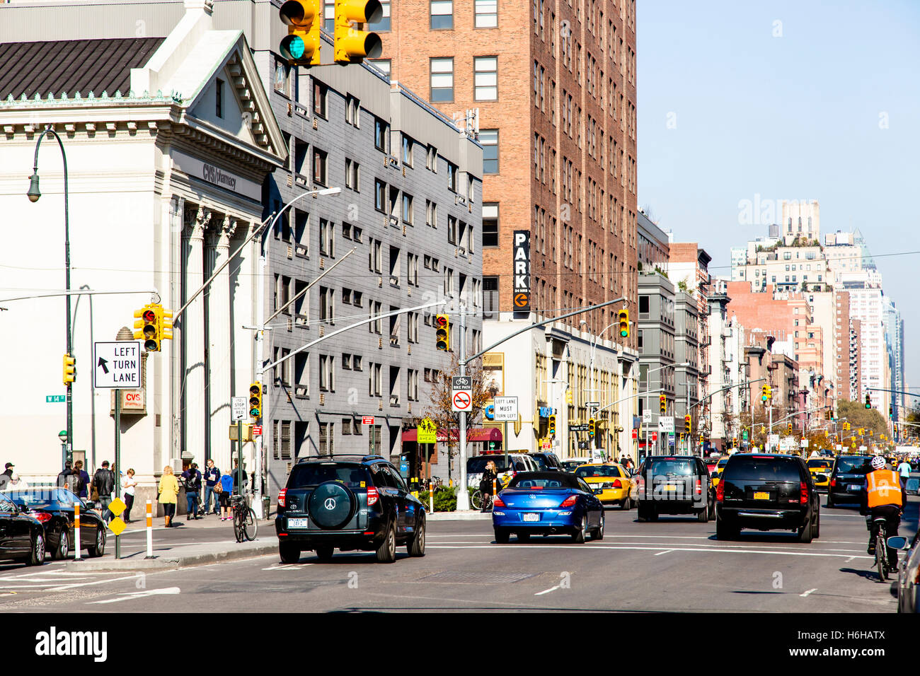 NEW YORK - NOV 11: Giorno del traffico in uno di Manhattan Avenue in New York, Stati Uniti d'America il 11 novembre 2012. Foto Stock