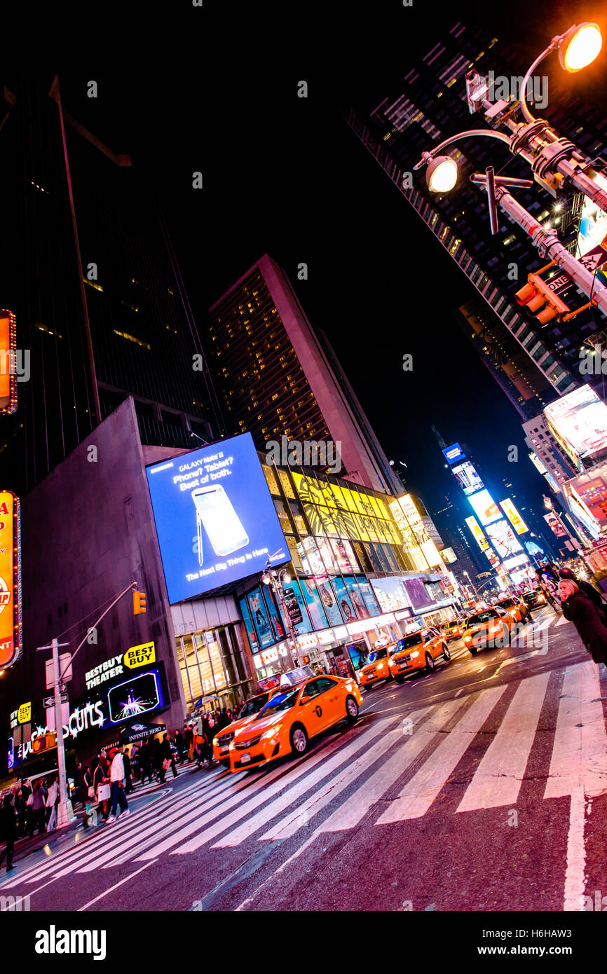 NEW YORK - NOV 11: Times Square occupato con il traffico e il trambusto in New York, Stati Uniti d'America il 11 novembre 2012. Foto Stock