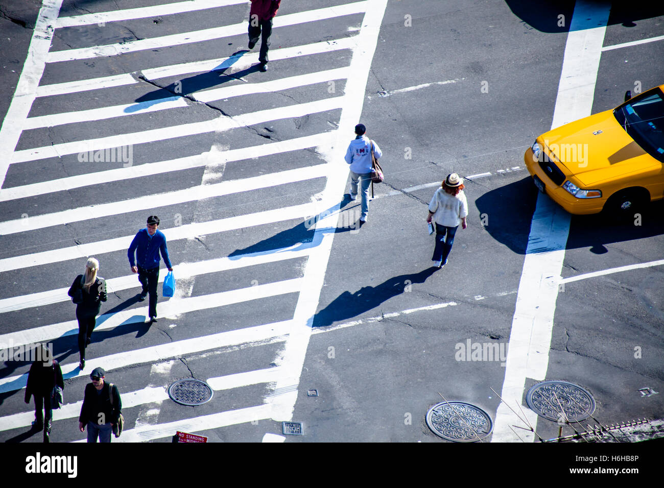 NEW YORK - NOV 11: angolo alto vista di pedoni che attraversano una Manhattan, New York street il 11 novembre 2012. Foto Stock