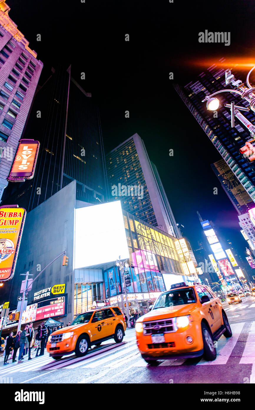 NEW YORK - NOV 11: Times Square occupato con il traffico e il trambusto in New York, Stati Uniti d'America il 11 novembre 2012. Foto Stock