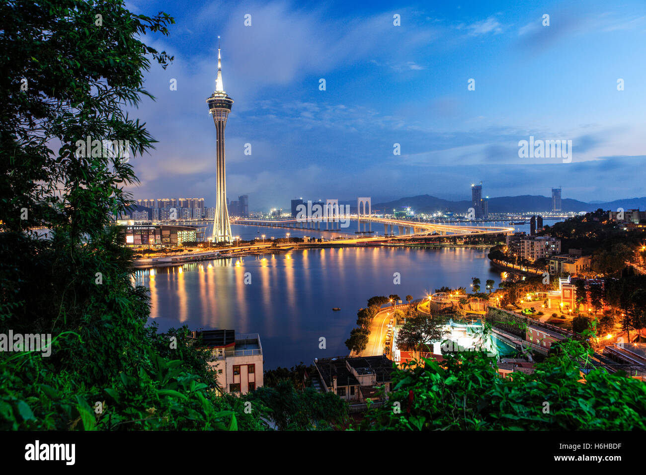 La Torre di Macau con la vista dell'ISC Van Bridge durante il crepuscolo. Foto Stock