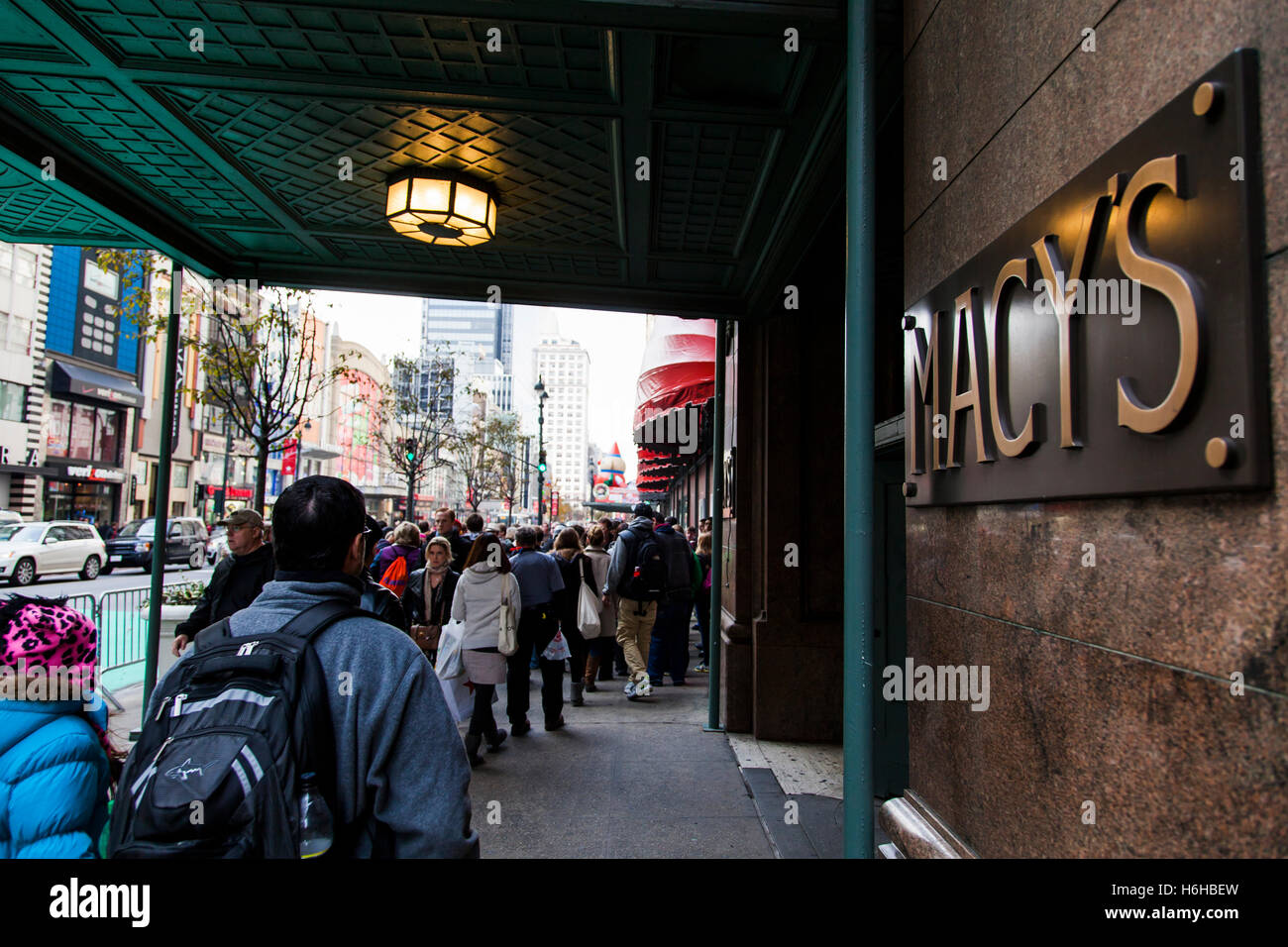 New York, Stati Uniti d'America - NOV 20: marciapiede impaccata con pedoni da Macy's edificio nel centro di Manhattan il 20 novembre 2012 in nuovo Foto Stock