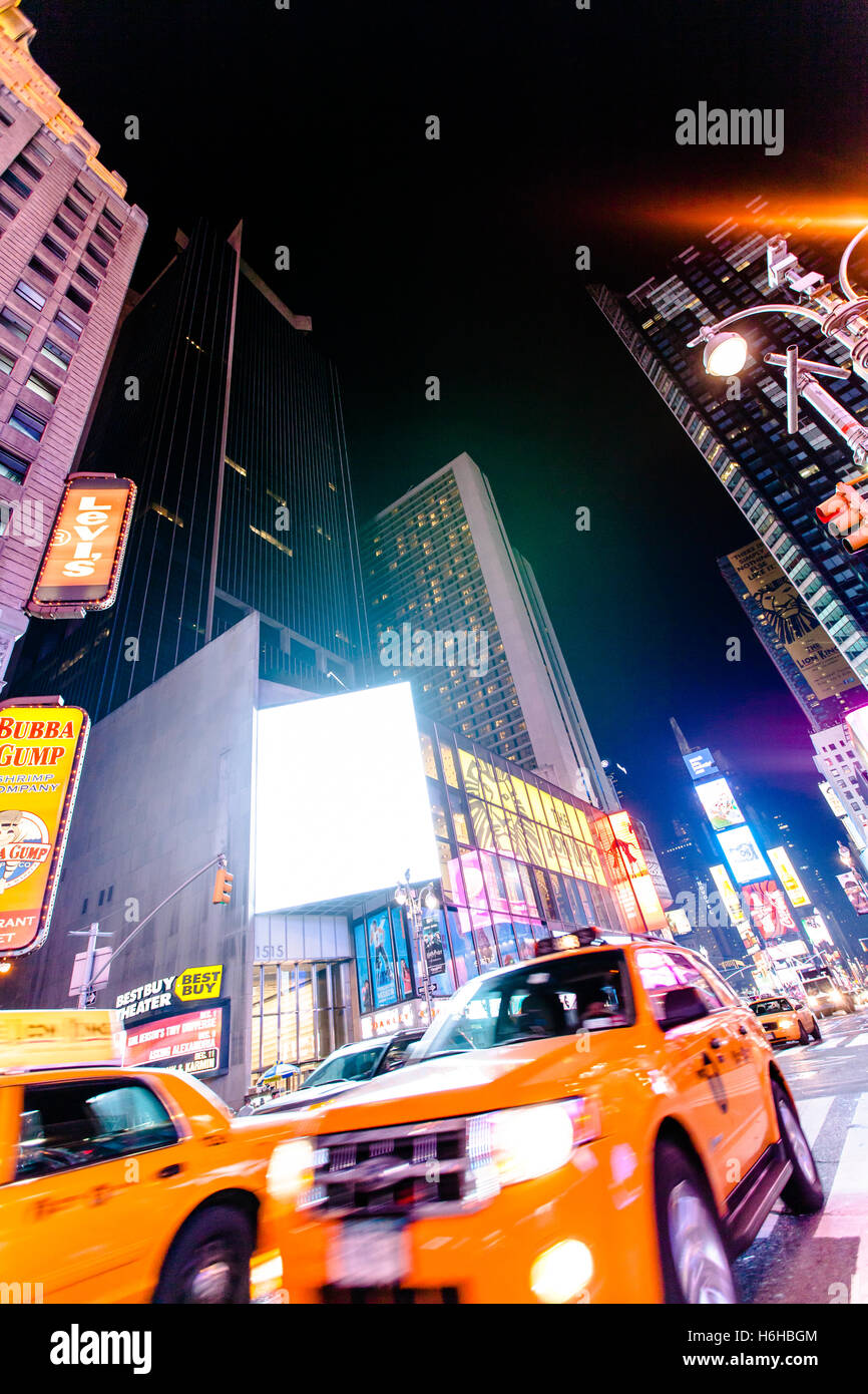 NEW YORK - NOV 11: Times Square occupato con il traffico e il trambusto in New York, Stati Uniti d'America il 11 novembre 2012. Foto Stock