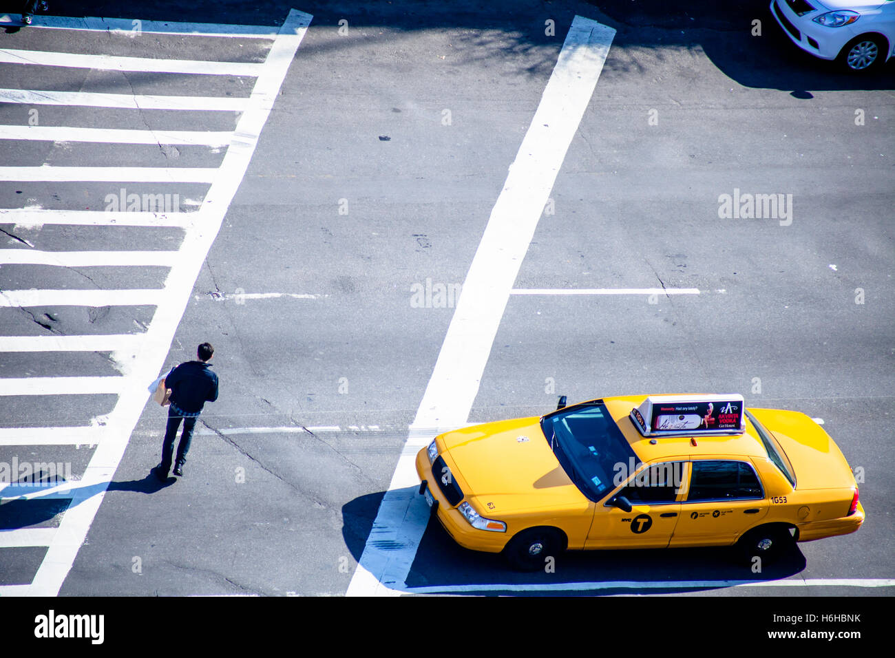 NEW YORK - NOV 11: elevato angolo di visione di un attraversamento pedonale a Manhattan, New York street il 11 novembre 2012. Foto Stock