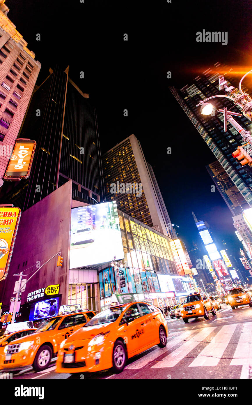 NEW YORK - NOV 11: Times Square occupato con il traffico e il trambusto in New York, Stati Uniti d'America il 11 novembre 2012. Foto Stock