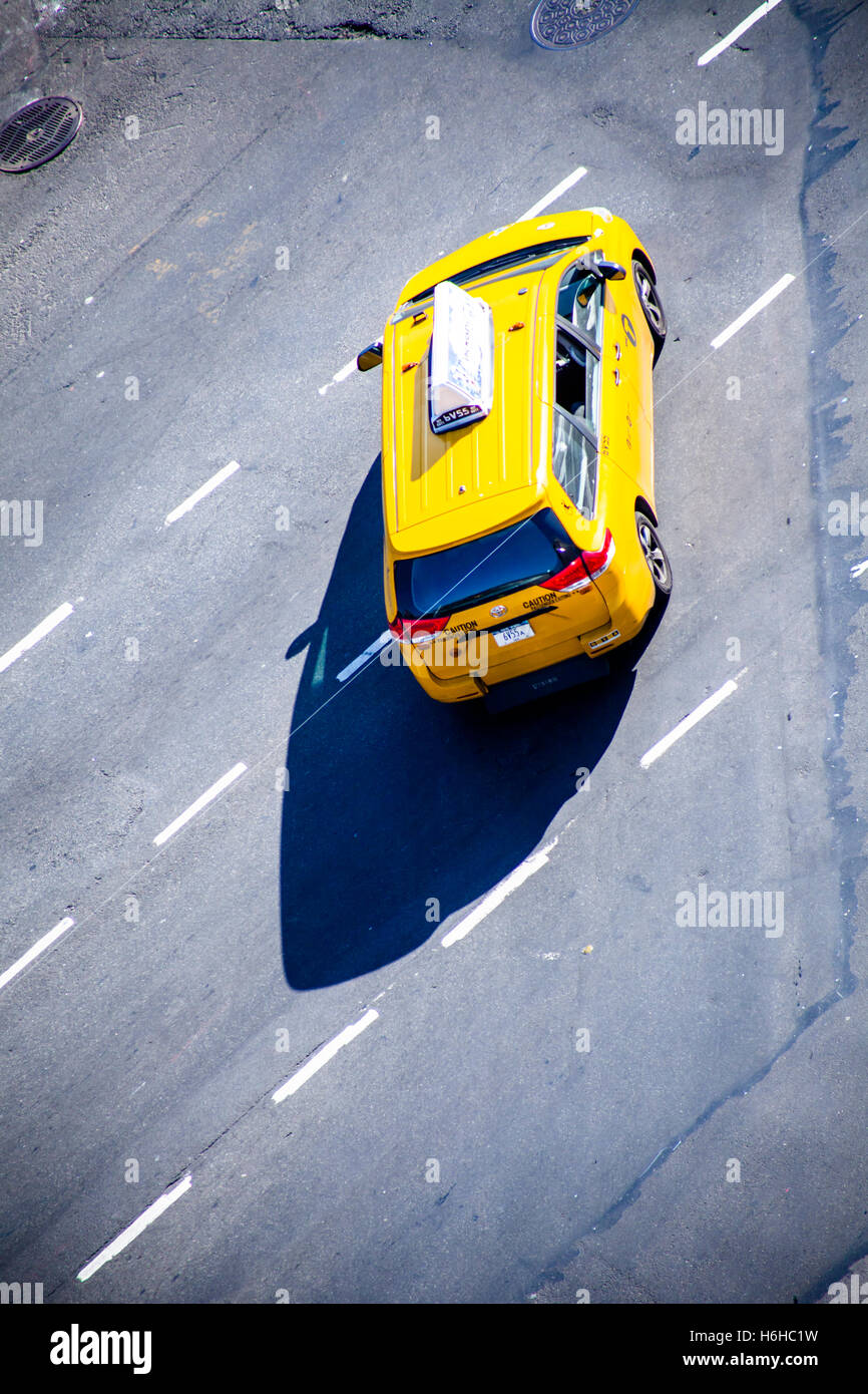 NEW YORK - NOV 11: elevato angolo di visione di un taxi in sella ad una Manhattan, New York street il 11 novembre 2012. Foto Stock