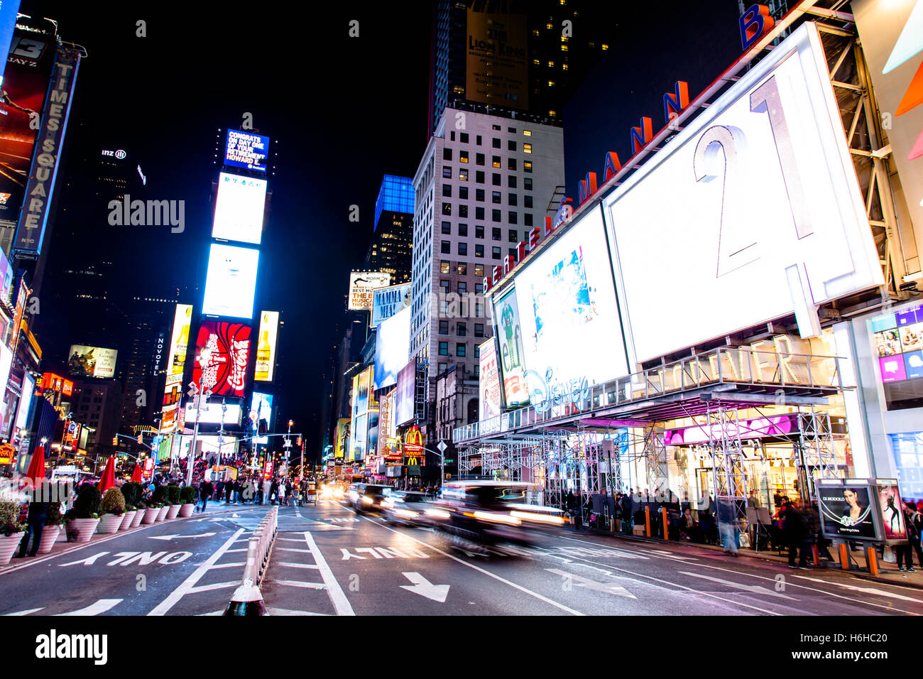 NEW YORK - NOV 11: Times Square occupato con pedoni e di commozione in New York, Stati Uniti d'America il 11 novembre 2012. Foto Stock