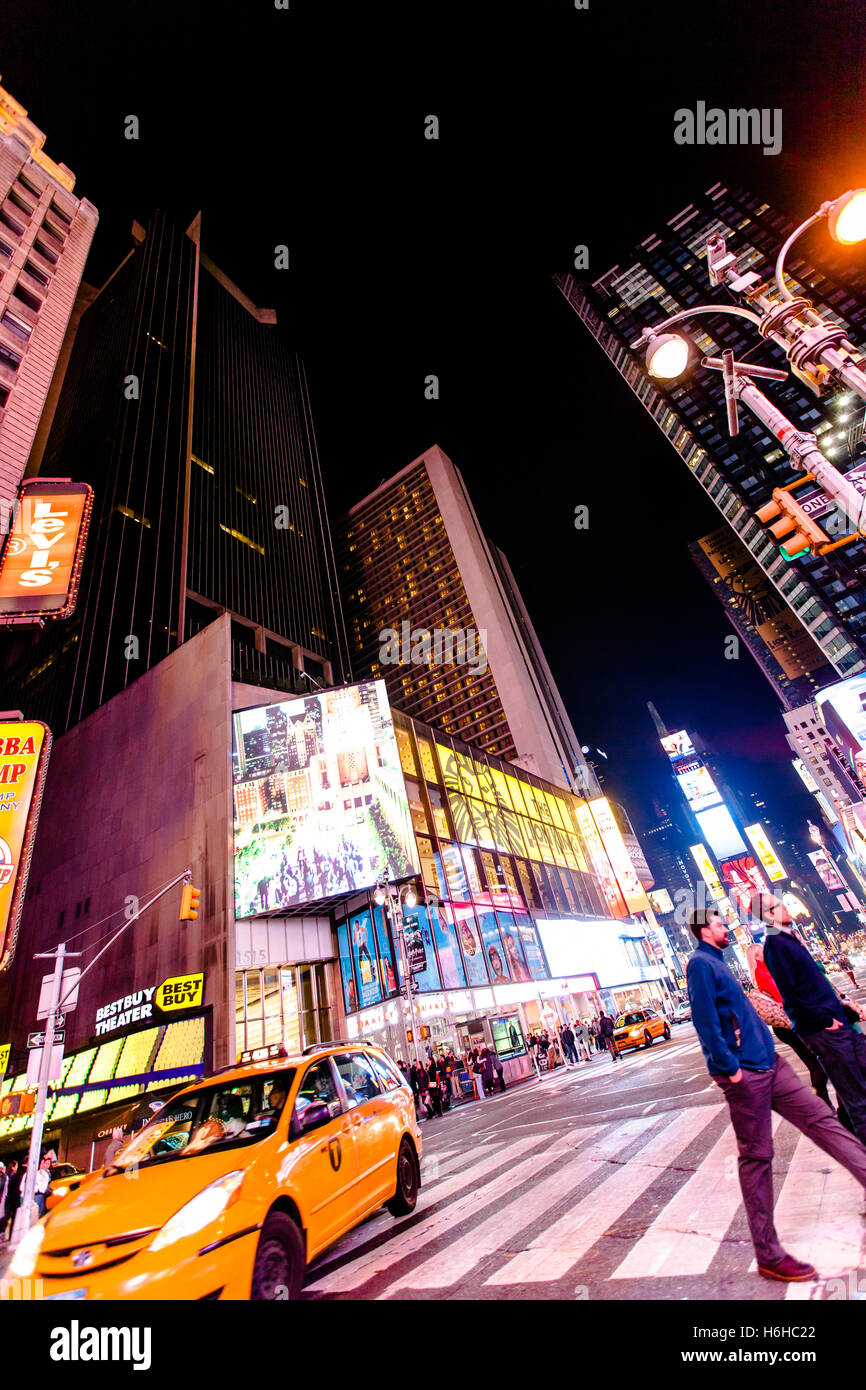 NEW YORK - NOV 11: Times Square occupato con il traffico e il trambusto in New York, Stati Uniti d'America il 11 novembre 2012. Foto Stock