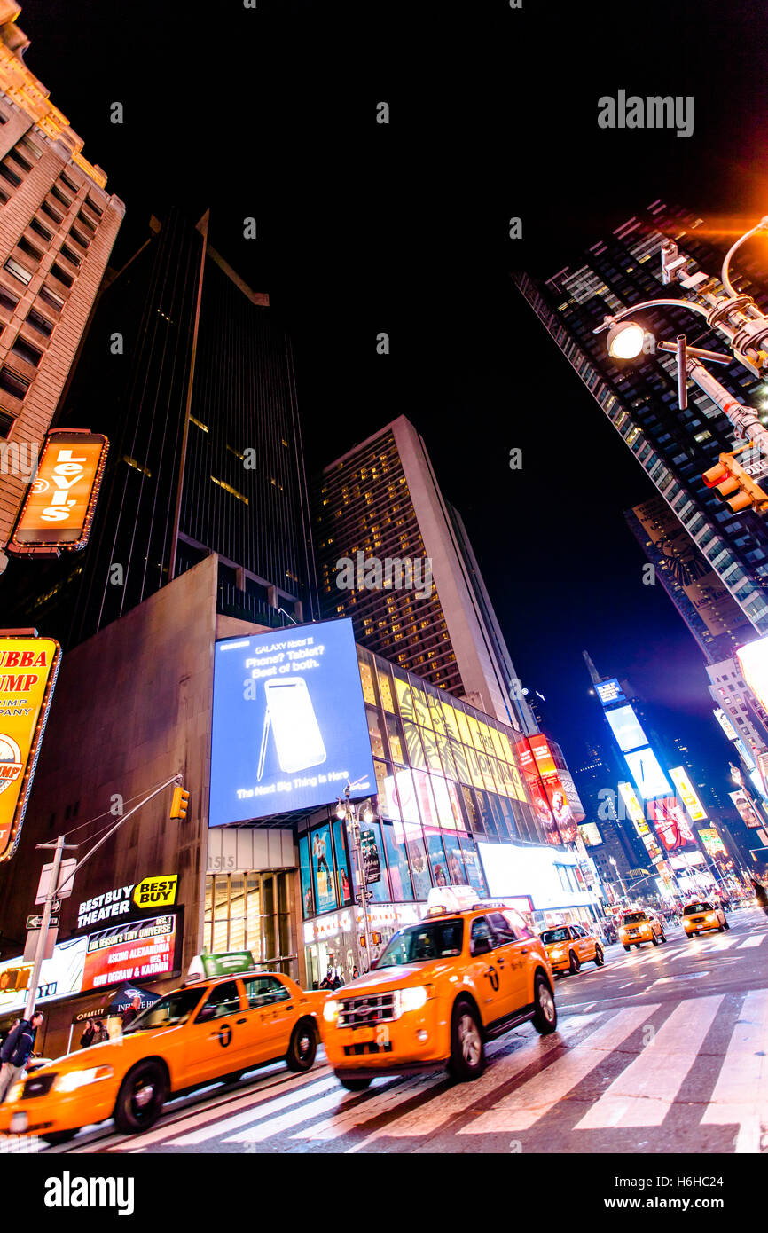 NEW YORK - NOV 11: Times Square occupato con il traffico e il trambusto in New York, Stati Uniti d'America il 11 novembre 2012. Foto Stock