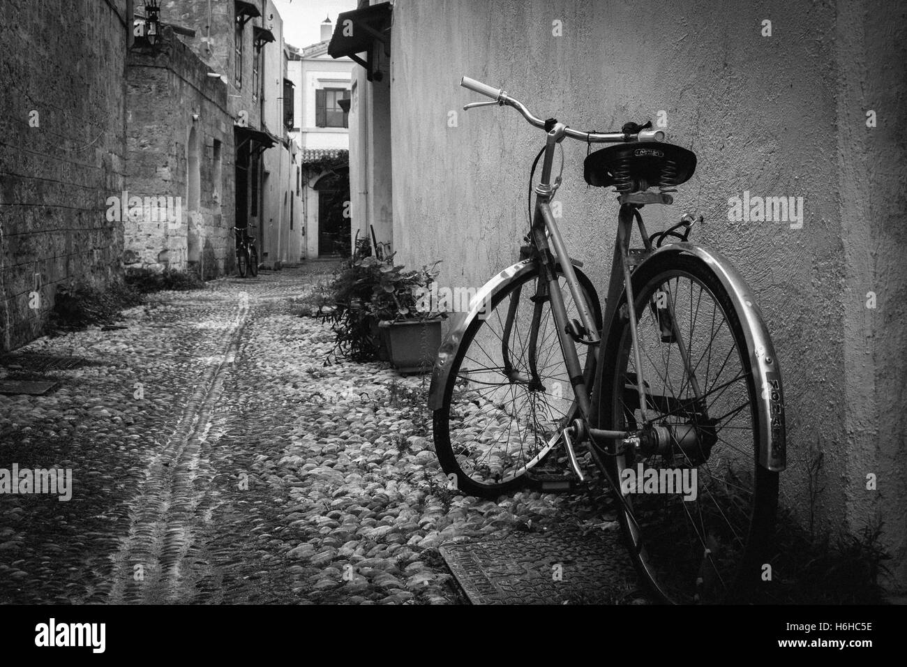Una vecchia bicicletta di medevil città vecchia nell' isola di Rodi, Grecia Foto Stock