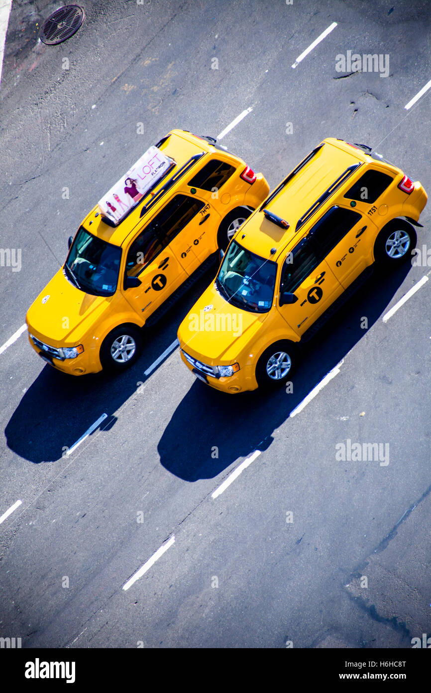 NEW YORK - NOV 11: elevato angolo di visione dei taxi di equitazione in una Manhattan, New York street il 11 novembre 2012. Foto Stock