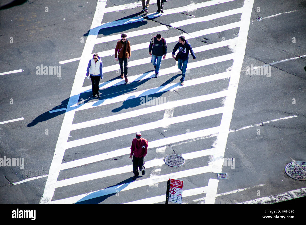 NEW YORK - NOV 11: angolo alto vista di pedoni che attraversano una Manhattan, New York street il 11 novembre 2012. Foto Stock