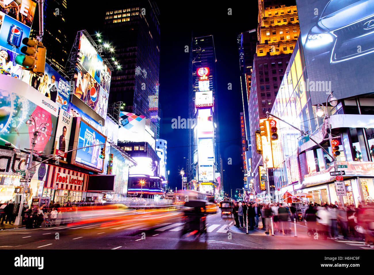 NEW YORK - NOV 11: Times Square occupato con pedoni e di commozione in New York, Stati Uniti d'America il 11 novembre 2012. Foto Stock
