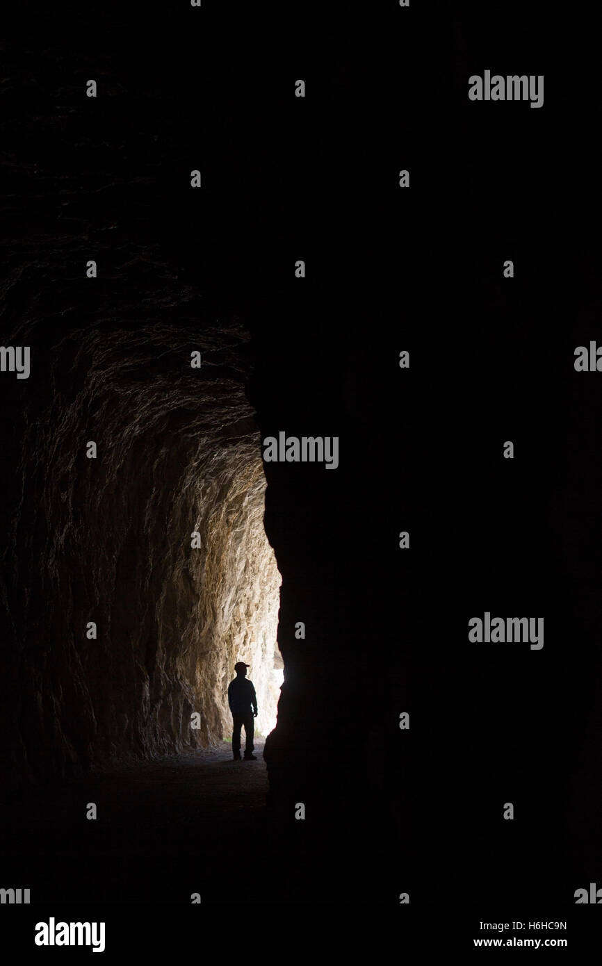 Uomo che cammina attraverso il tunnel di Foz de Lumbier. Foto Stock