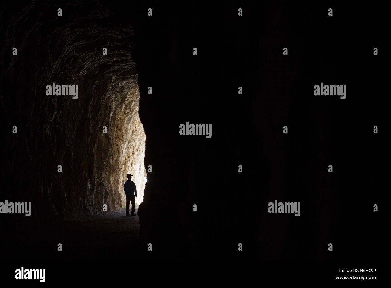 Uomo che cammina attraverso il tunnel di Foz de Lumbier. Foto Stock