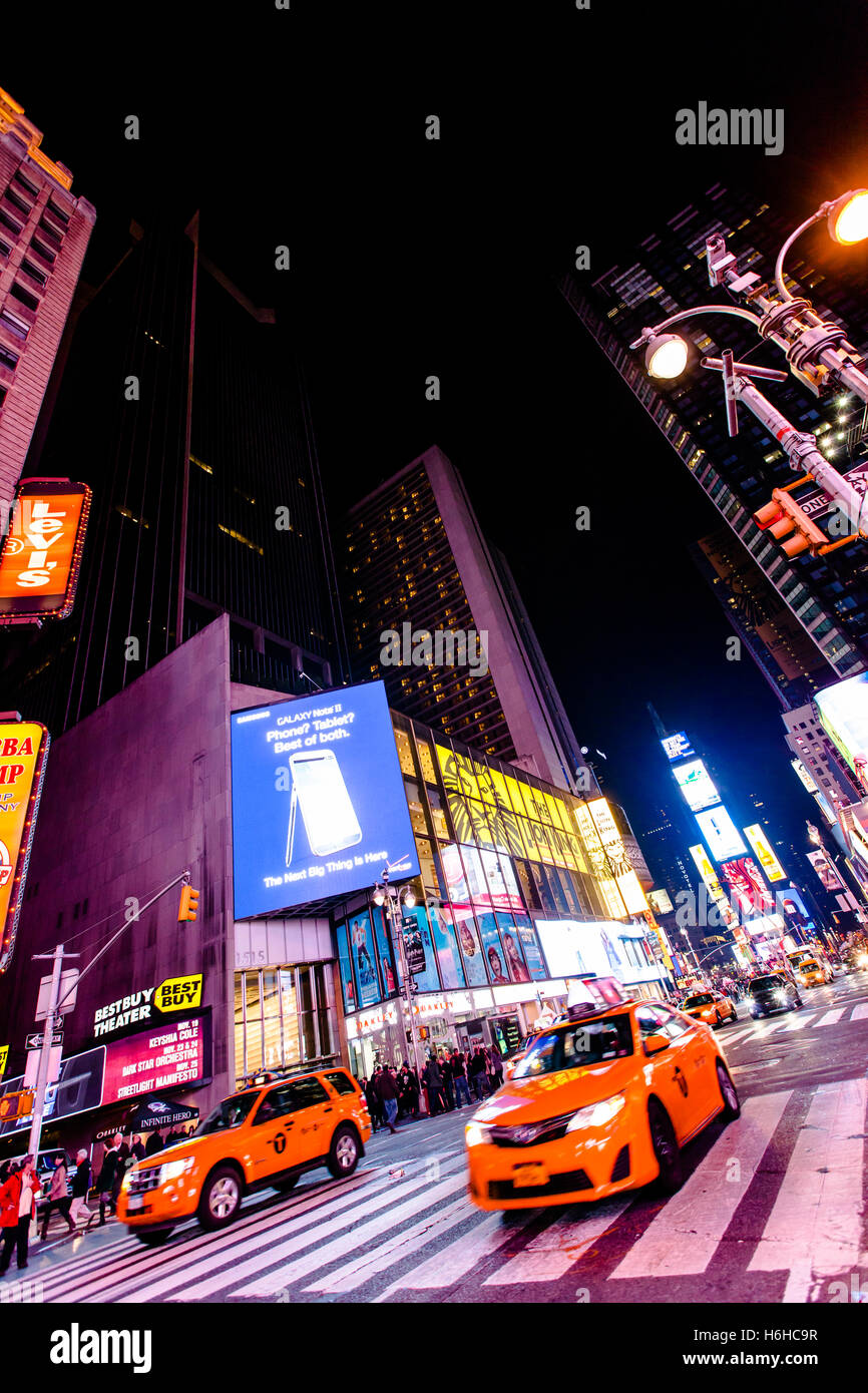 NEW YORK - NOV 11: Times Square occupato con il traffico e il trambusto in New York, Stati Uniti d'America il 11 novembre 2012. Foto Stock