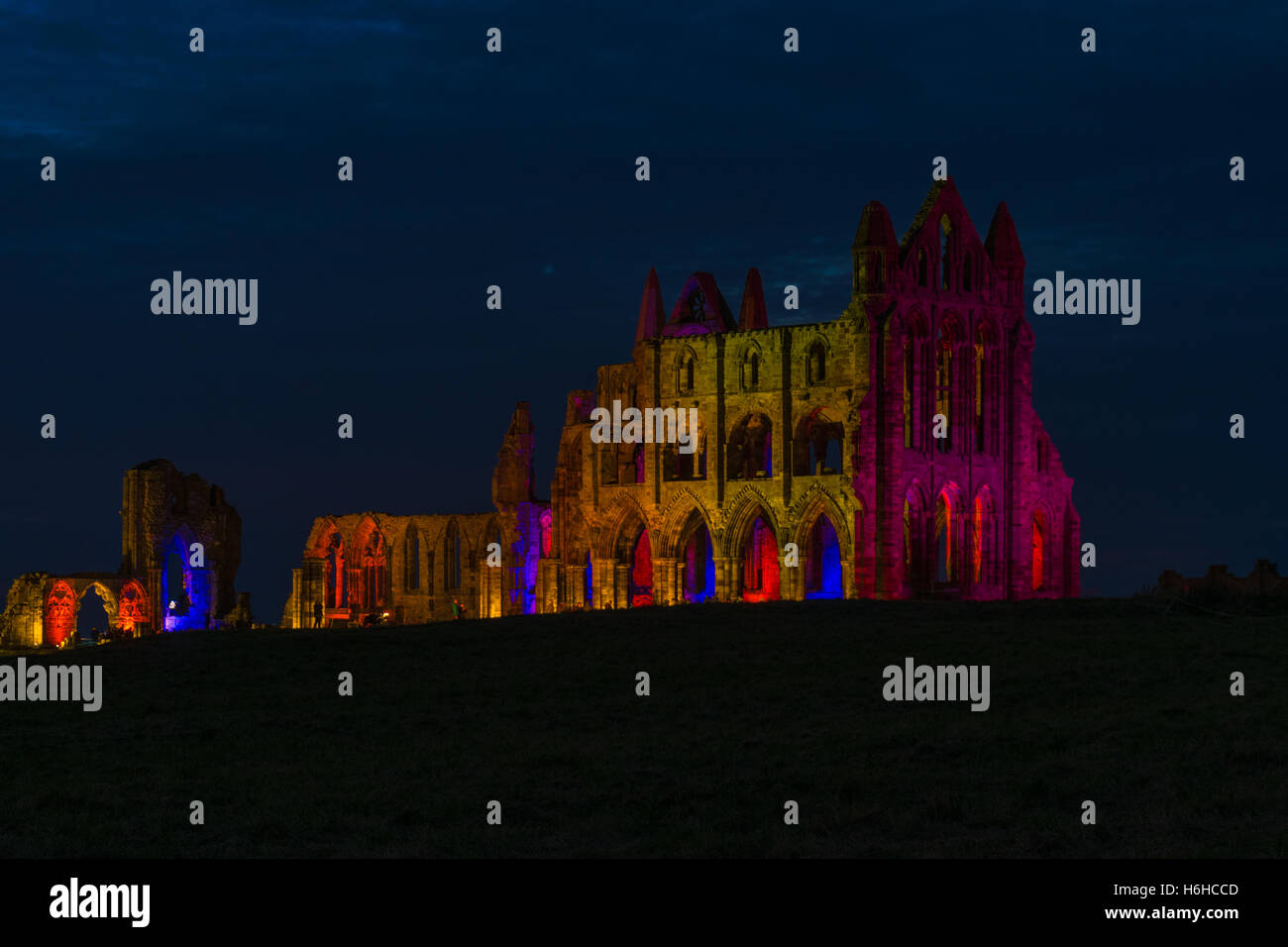 Whitby Abbey illuminata Halloween Foto Stock