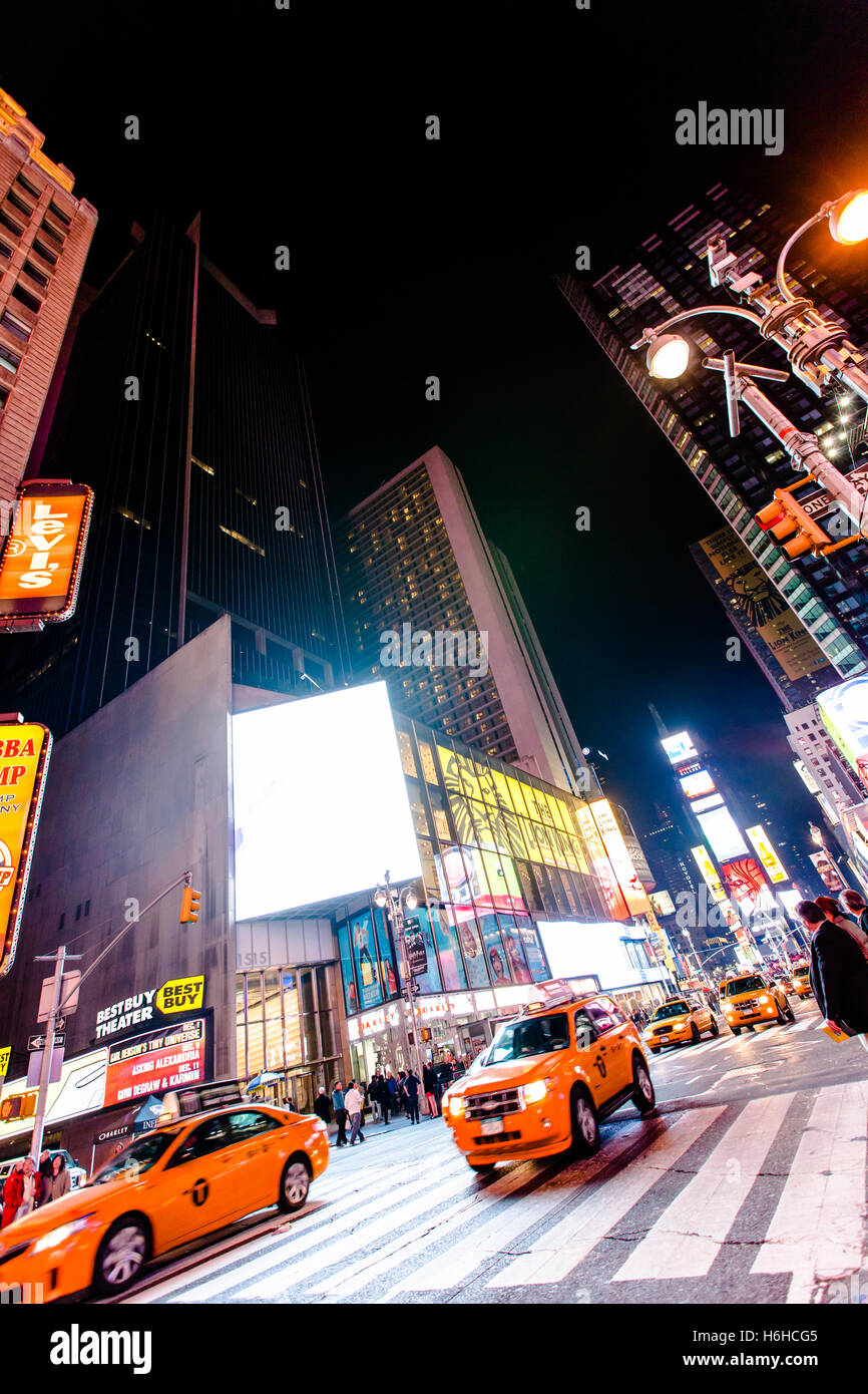 NEW YORK - NOV 11: Times Square occupato con il traffico e il trambusto in New York, Stati Uniti d'America il 11 novembre 2012. Foto Stock