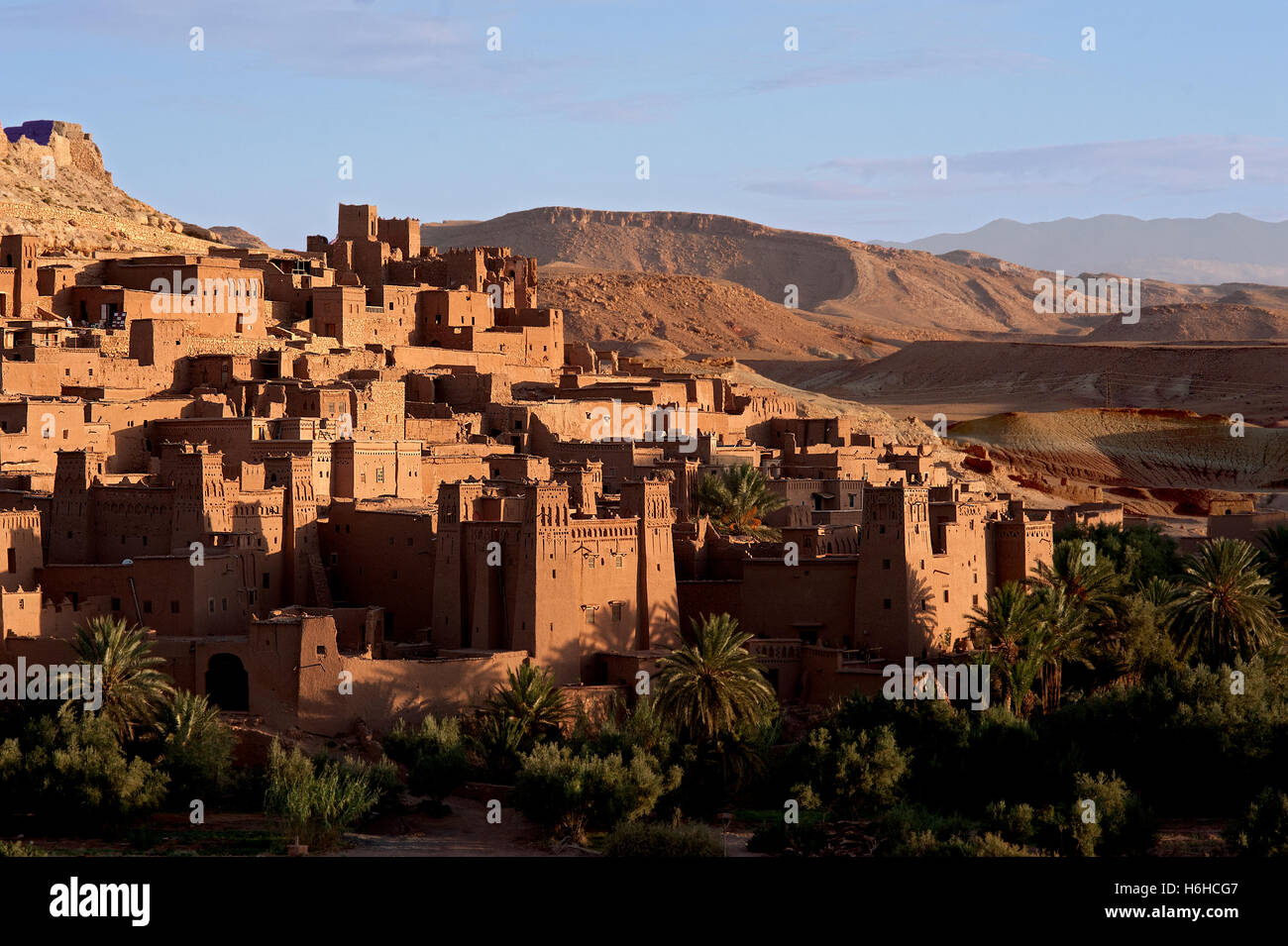 Ait Benhaddou, Marocco. La città fortificata o Ksar, un sito del patrimonio mondiale, accesa fino all'alba in Marocco zone aride montagne Atlas. Foto Stock