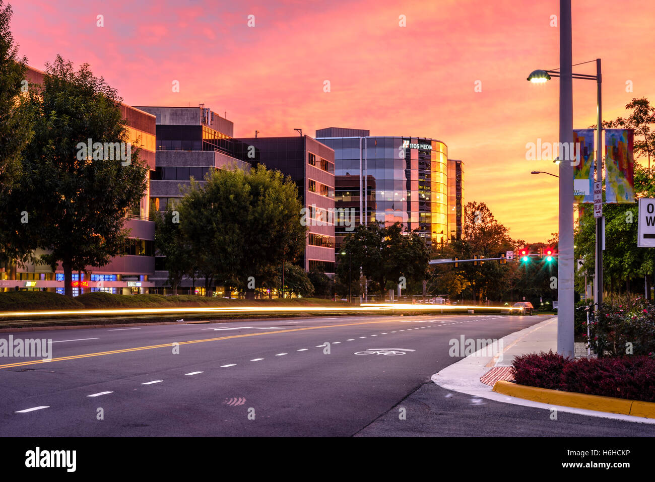 Nuvole di tempesta tropicale Hermine e sentieri di Faro, Westwood Center Drive, Tysons, Vienna, Virginia Foto Stock