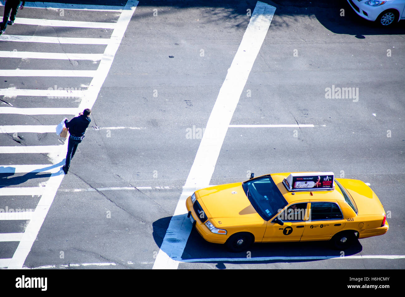 NEW YORK - NOV 11: elevato angolo di visione di un attraversamento pedonale a Manhattan, New York street il 11 novembre 2012. Foto Stock