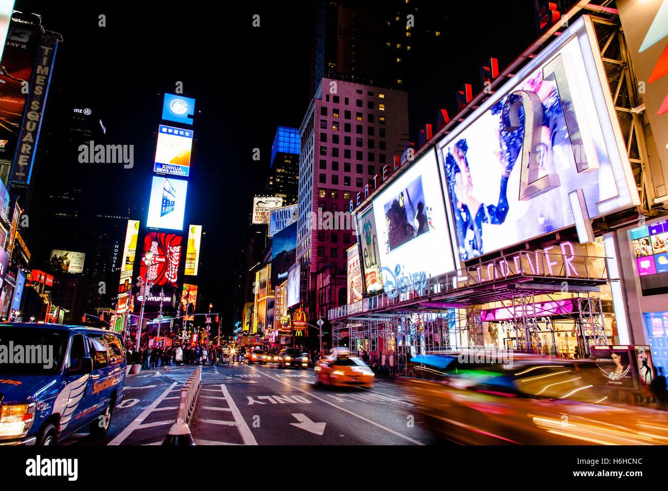 NEW YORK - NOV 11: Times Square occupato con pedoni e di commozione in New York, Stati Uniti d'America il 11 novembre 2012. Foto Stock