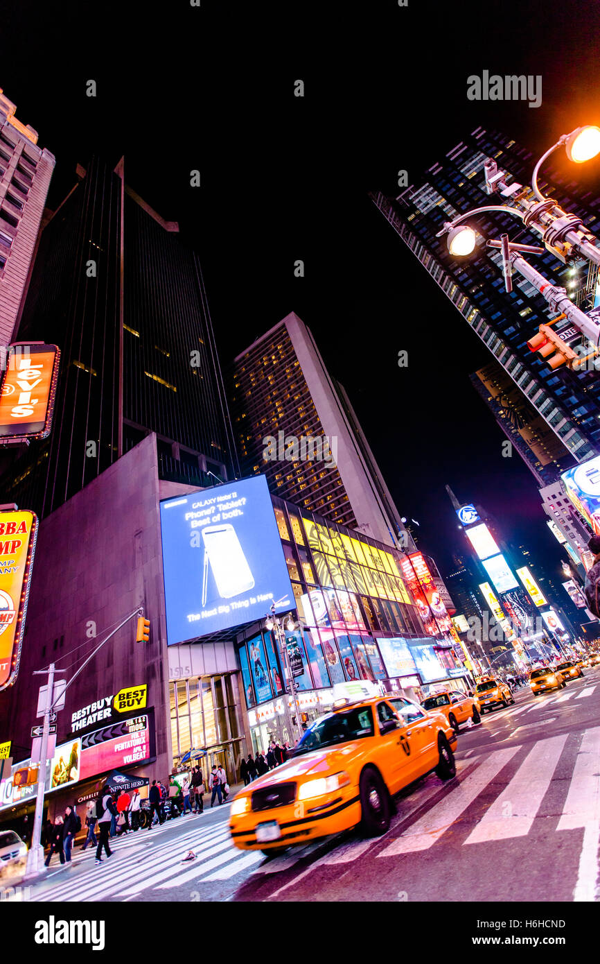 NEW YORK - NOV 11: Times Square occupato con il traffico e il trambusto in New York, Stati Uniti d'America il 11 novembre 2012. Foto Stock