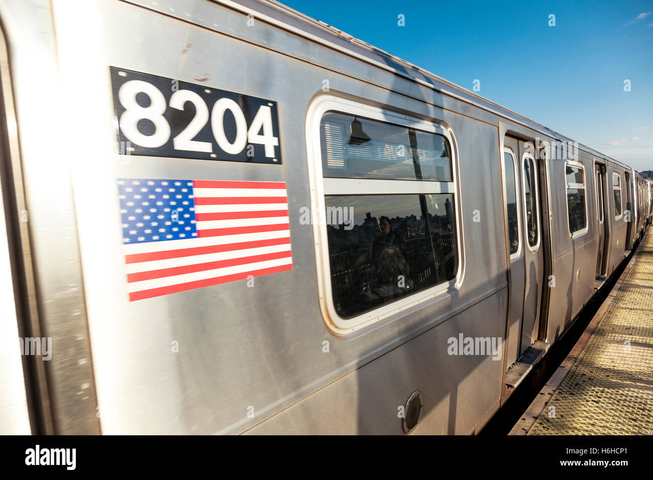 NEW-YORK - NOV 14: ubway treno arrivando alla Broadway stazione di giunzione a Brooklyn, New York, Stati Uniti d'America il 14 novembre 2012. Foto Stock