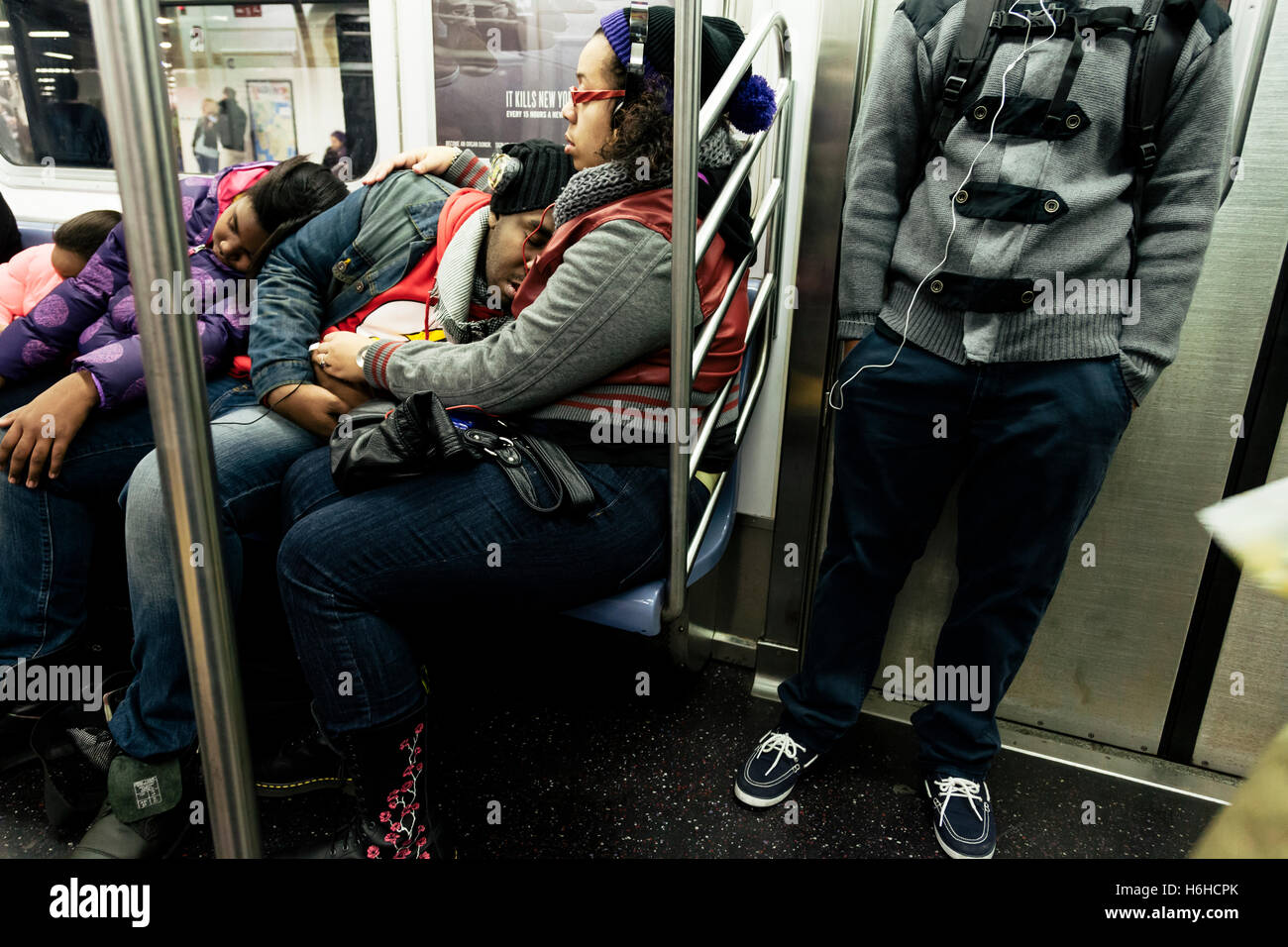 NEW-YORK - NOV 17: Famiglia guida la metropolitana è utilizzando il viaggio per ottenere un po' di sonno in New York, Stati Uniti d'America il 17 novembre 2012. Foto Stock
