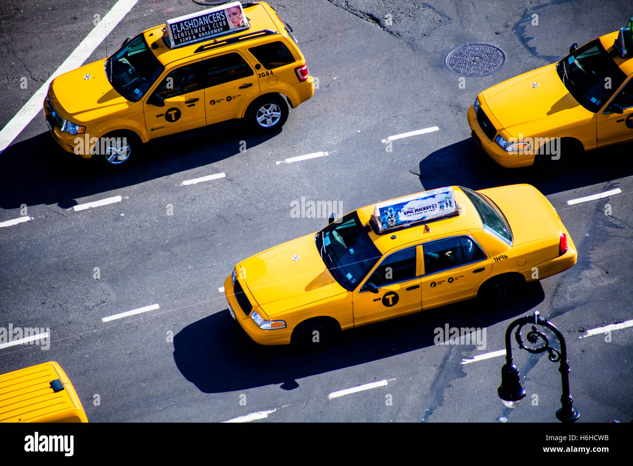 NEW YORK - NOV 11: elevato angolo di visione dei taxi di equitazione in una Manhattan, New York street il 11 novembre 2012. Foto Stock