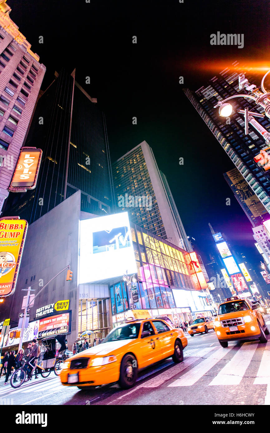 NEW YORK - NOV 11: Times Square occupato con il traffico e il trambusto in New York, Stati Uniti d'America il 11 novembre 2012. Foto Stock