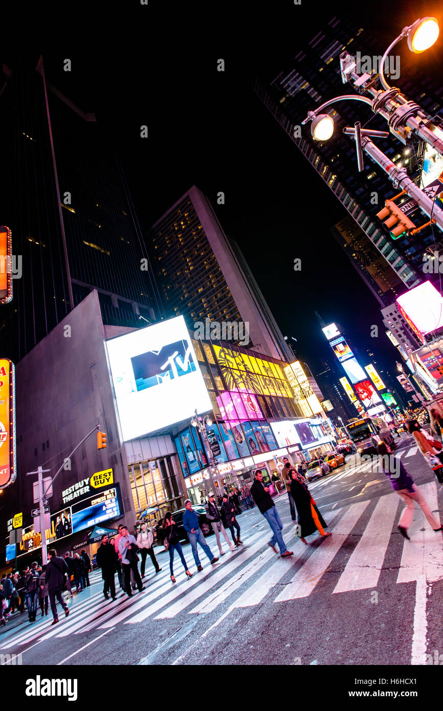 NEW YORK - NOV 11: Times Square occupato con il traffico e il trambusto in New York, Stati Uniti d'America il 11 novembre 2012. Foto Stock