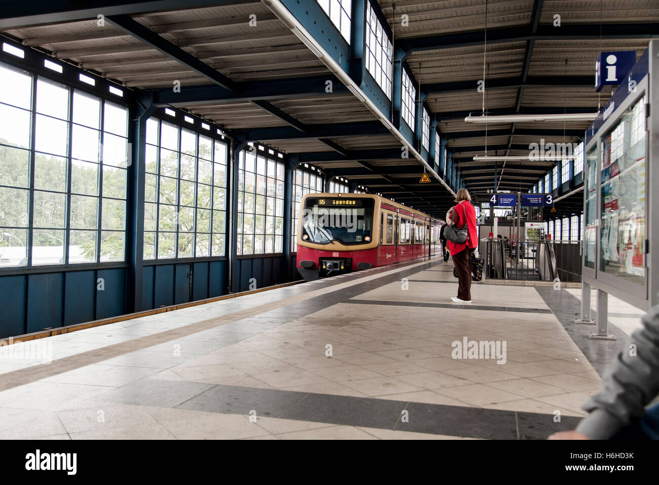 Berlino - 16 giugno: S5 S-Bahn verso Spandau arriva ad una stazione ferroviaria piattaforma su Giugno 16, 2012 a Berlino, Germania. Foto Stock
