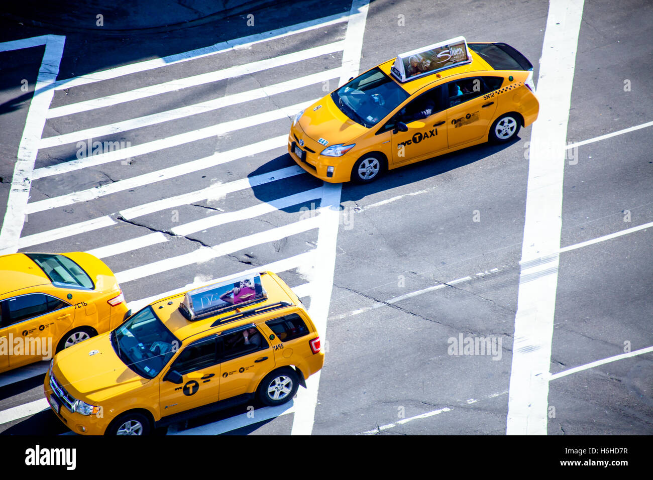 NEW YORK - NOV 11: elevato angolo di visione di taxi in attesa per la loro luce verde in una Manhattan, New York street il 11 novembre 2012. Foto Stock