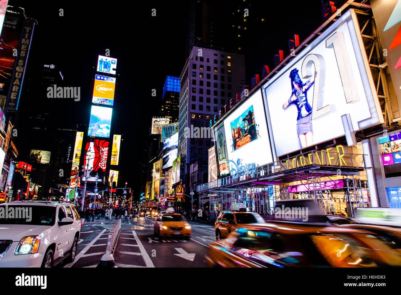 NEW YORK - NOV 11: Times Square occupato con pedoni e di commozione in New York, Stati Uniti d'America il 11 novembre 2012. Foto Stock