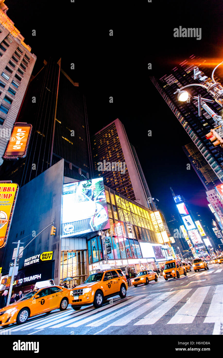 NEW YORK - NOV 11: Times Square occupato con il traffico e il trambusto in New York, Stati Uniti d'America il 11 novembre 2012. Foto Stock