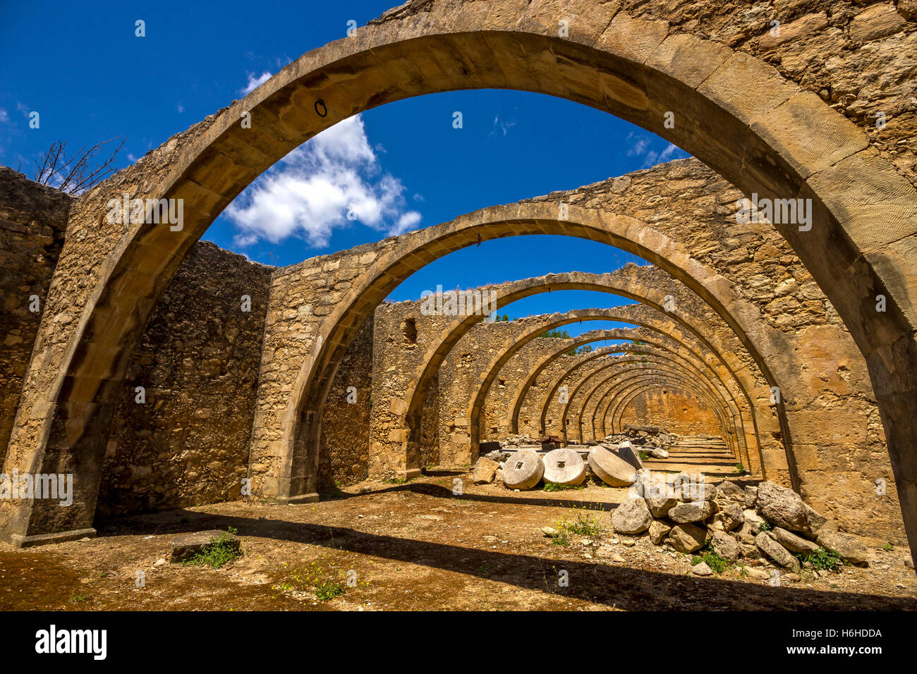 Archi presso un vecchio frantoio fabbrica a Agios Georgios (San Giorgio) monastero, Karydi, Apokoronas, Chania, Creta, Grecia. Foto Stock