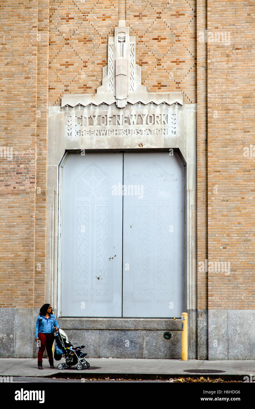 NEW YORK - NOV 11: una donna con un bambino carrello in piedi di fronte ad un edificio in New York, Stati Uniti d'America il 11 novembre 2012. Foto Stock