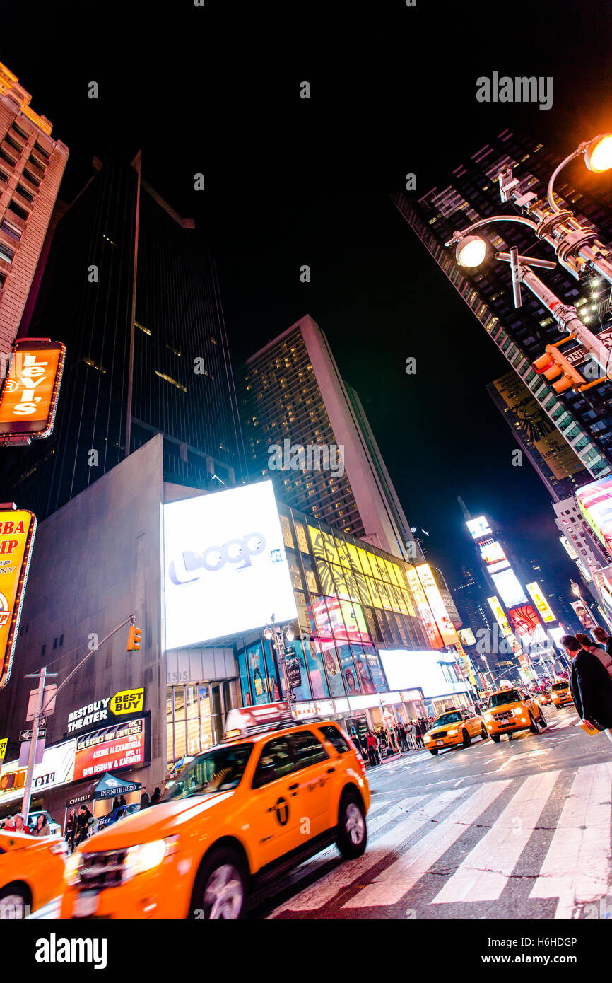 NEW YORK - NOV 11: Times Square occupato con il traffico e il trambusto in New York, Stati Uniti d'America il 11 novembre 2012. Foto Stock