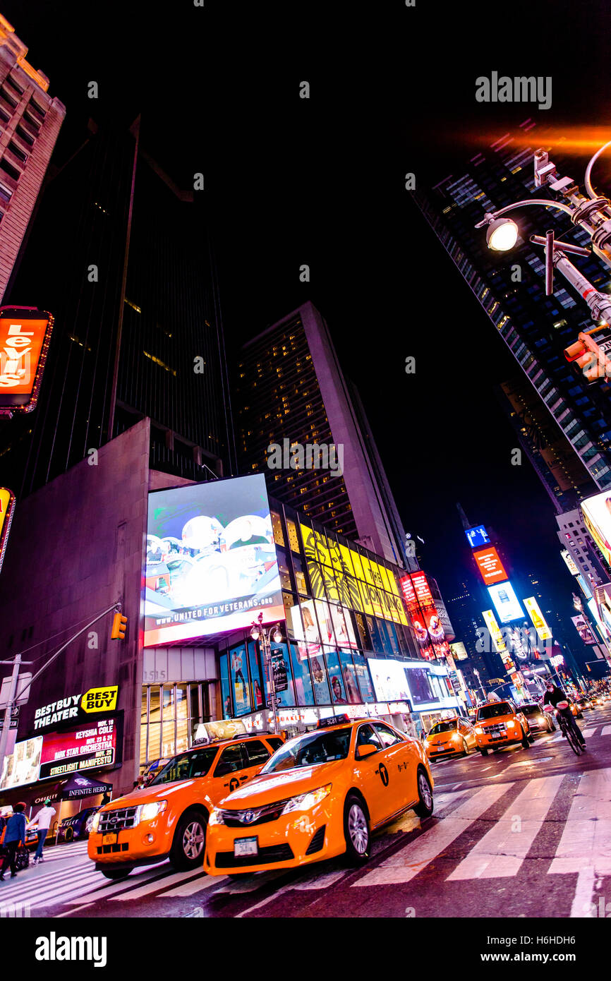 NEW YORK - NOV 11: Times Square occupato con il traffico e il trambusto in New York, Stati Uniti d'America il 11 novembre 2012. Foto Stock