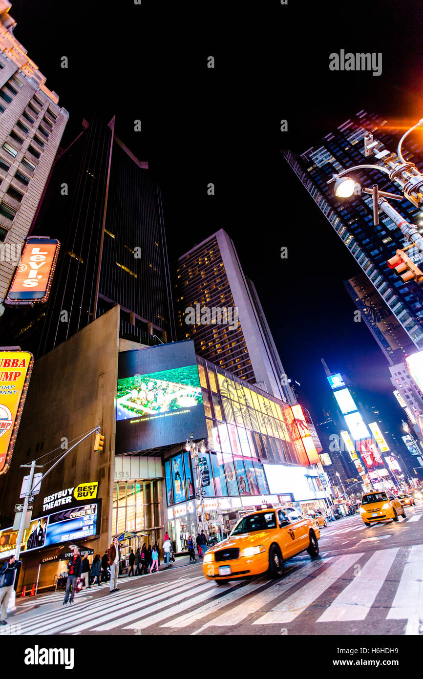 NEW YORK - NOV 11: Times Square occupato con il traffico e il trambusto in New York, Stati Uniti d'America il 11 novembre 2012. Foto Stock