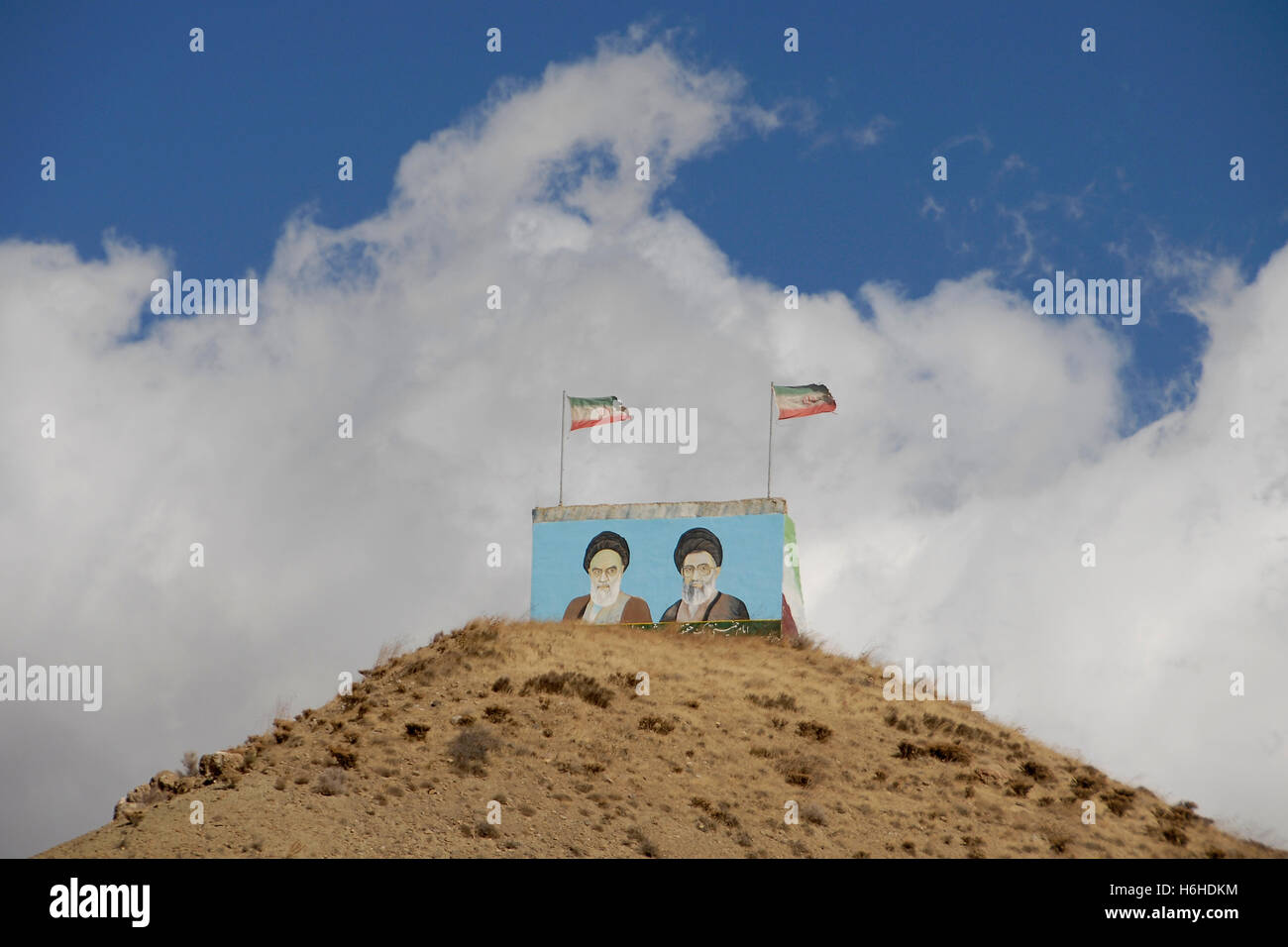 Le figure degli ex leader supremo dell'Iran, il compianto ayatollah Ruhollah Khomeini (L) e l'Ayatollah Ali Khameni (R), sono visibili sulla sommità di una collina da parte turca del confine vicino la Esendere punto di incrocio tra la Turchia e l'Iran nei pressi della città di Yuksekova, un distretto della provincia turca di Hakkari Turchia orientale Foto Stock