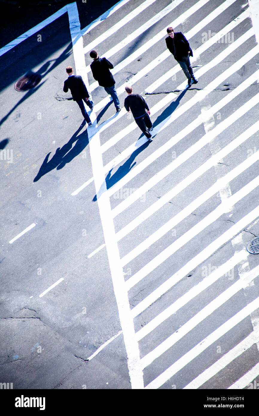 NEW YORK - NOV 11: angolo alto vista di pedoni che attraversano una Manhattan, New York street il 11 novembre 2012. Foto Stock