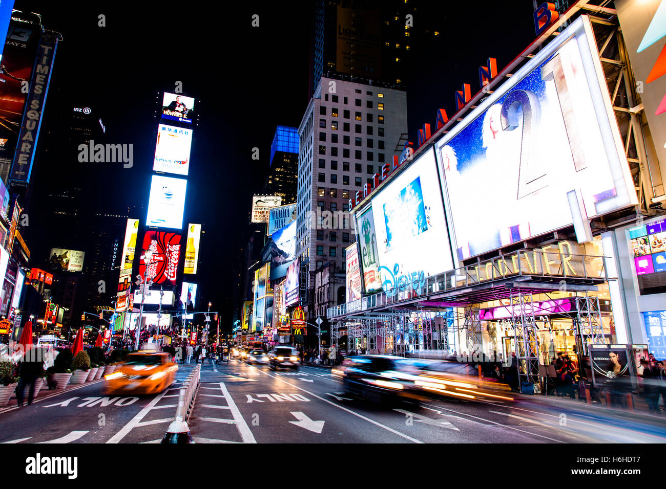 NEW YORK - NOV 11: Times Square occupato con pedoni e di commozione in New York, Stati Uniti d'America il 11 novembre 2012. Foto Stock