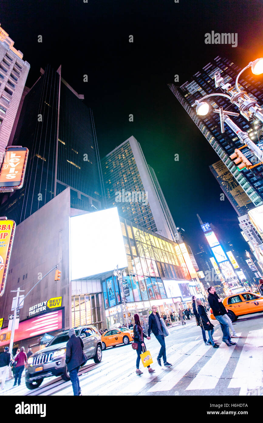 NEW YORK - NOV 11: Times Square occupato con il traffico e il trambusto in New York, Stati Uniti d'America il 11 novembre 2012. Foto Stock