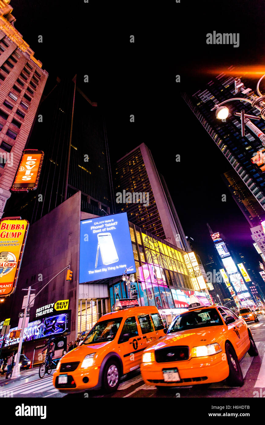NEW YORK - NOV 11: Times Square occupato con il traffico e il trambusto in New York, Stati Uniti d'America il 11 novembre 2012. Foto Stock