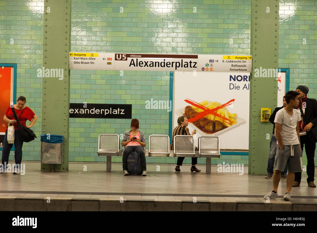 Berlino - 17 giugno: persone in attesa del treno per arrivare in piazza Alexanderplatz Ubahn stazione su Giugno 17, 2012 a Berlino, Germania. Foto Stock