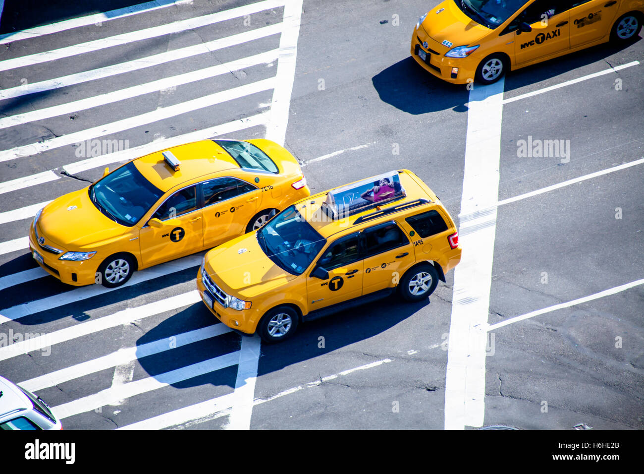 NEW YORK - NOV 11: elevato angolo di visione di taxi in attesa per la loro luce verde in una Manhattan, New York street il 11 novembre 2012. Foto Stock