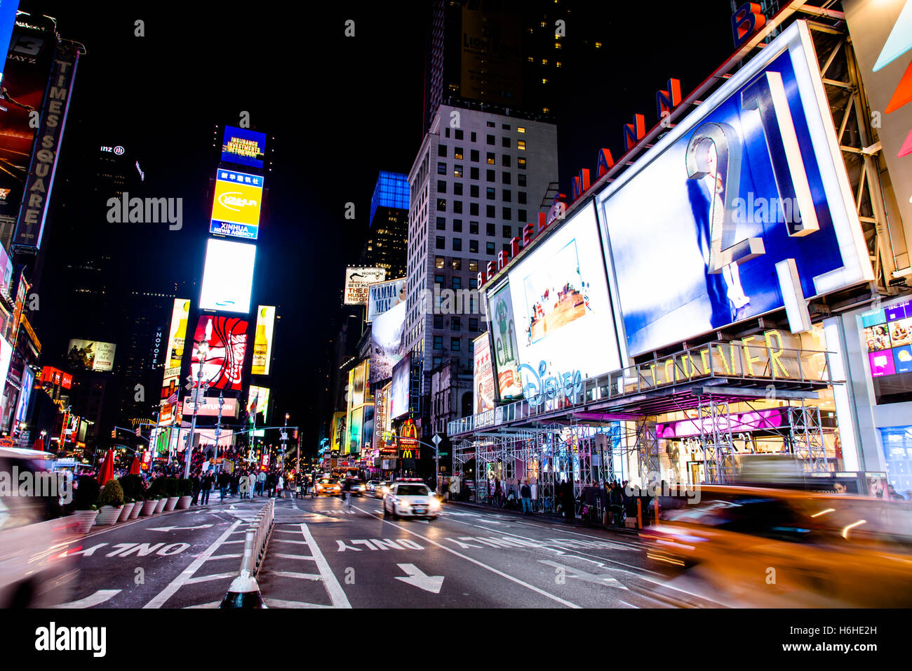 NEW YORK - NOV 11: Times Square occupato con pedoni e di commozione in New York, Stati Uniti d'America il 11 novembre 2012. Foto Stock