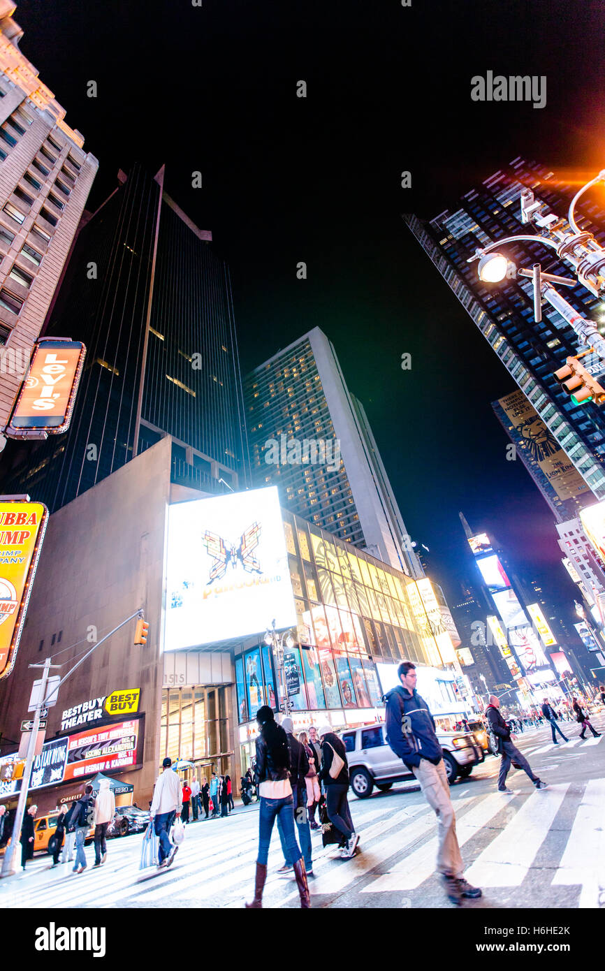 NEW YORK - NOV 11: Times Square occupato con il traffico e il trambusto in New York, Stati Uniti d'America il 11 novembre 2012. Foto Stock